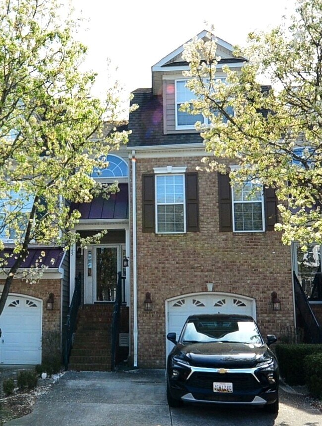Building Photo - Beautiful Townhome/condo