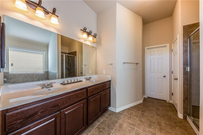 Building Photo - 2005 Santa barbara Ct