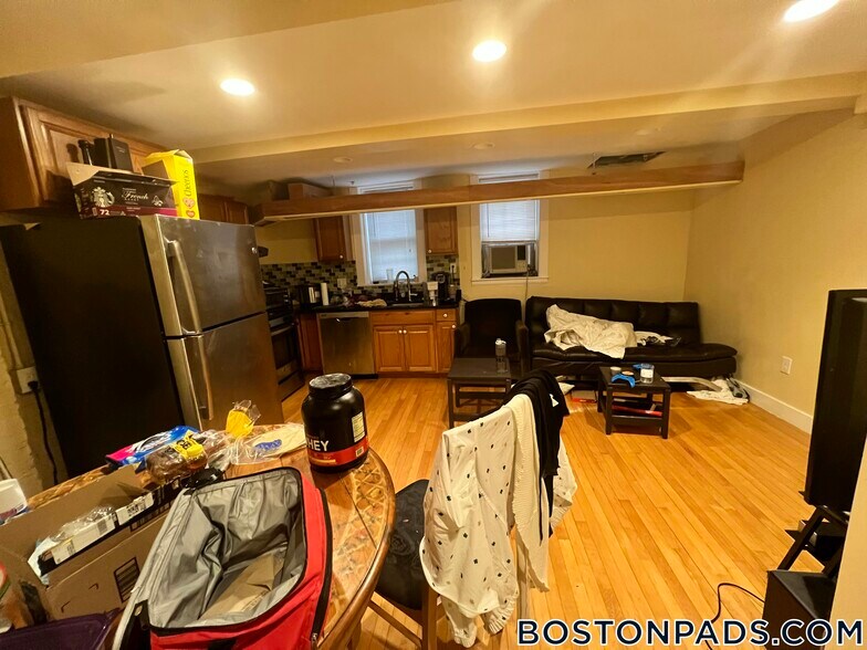 Building Photo - 156 Magazine St