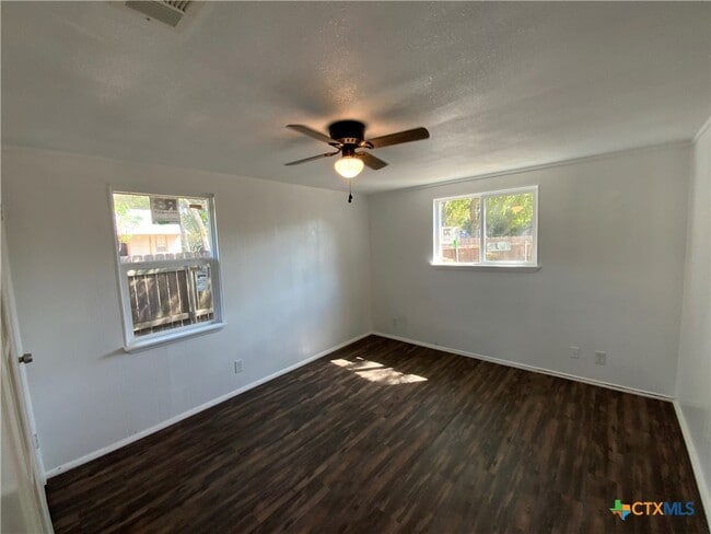 Building Photo - 911 N Penelope St