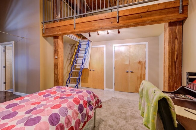 Building Photo - Huge Luxury 2 Story Condo with Private Rooftop Deck!