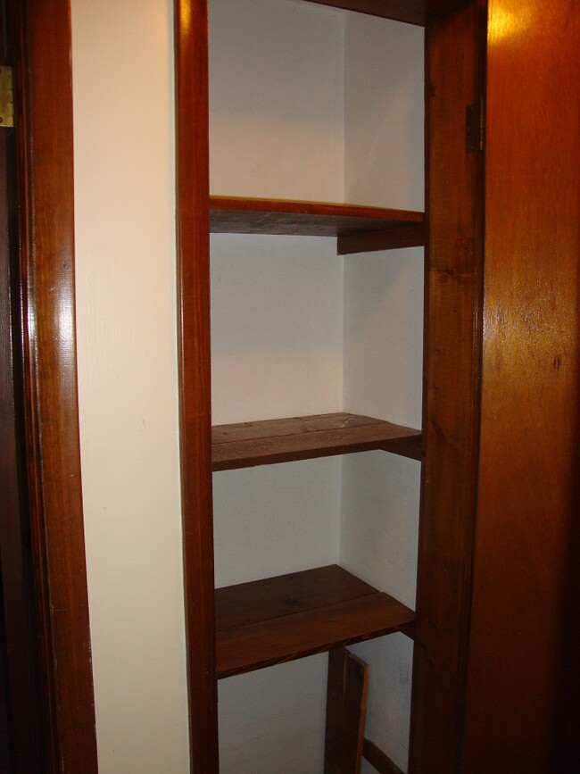 Linen closet in hall. - 712 Charlotte Ave