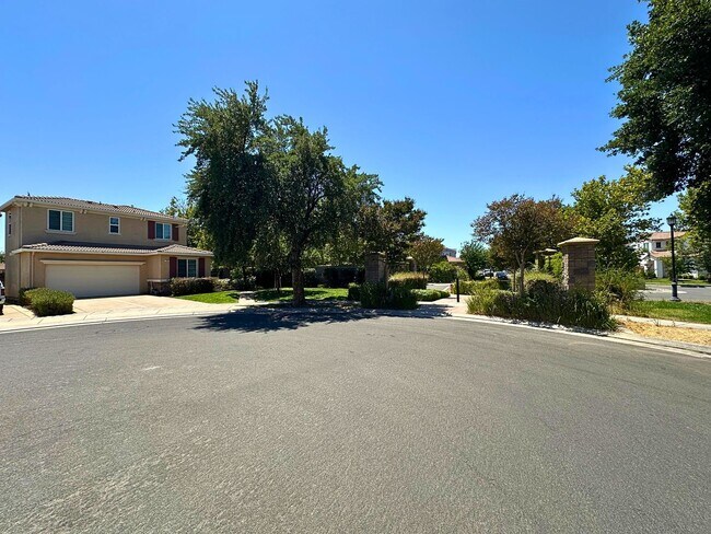 Building Photo - Stunning 4 Bedroom, 3 Bath Questa Home