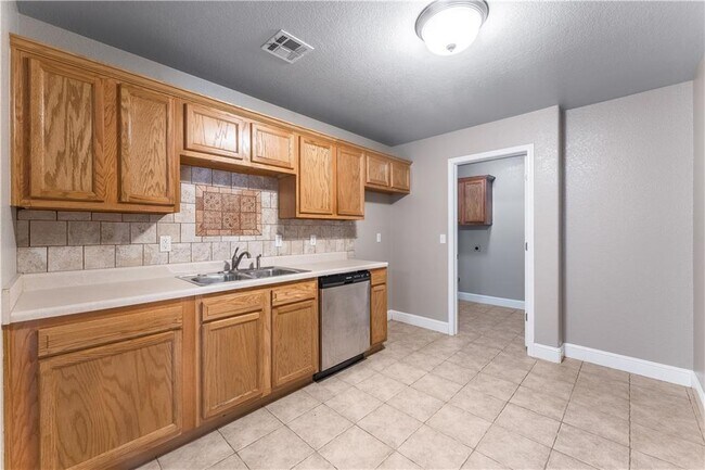 Building Photo - 521 Redbud St
