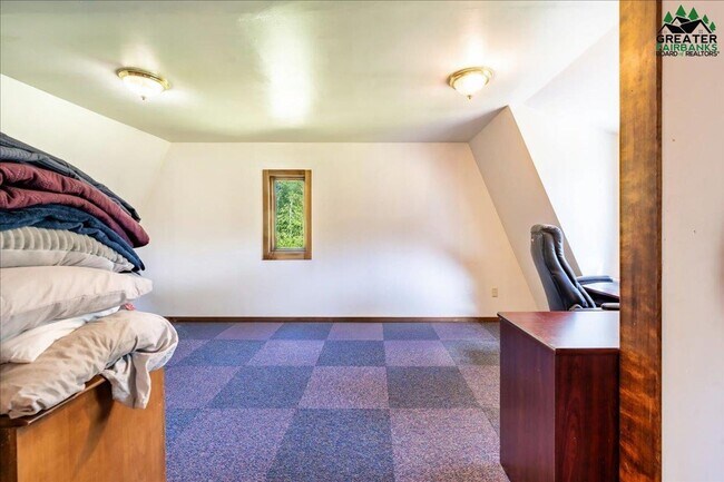 Building Photo - Century 21 Gold Rush - 2 bed, 1 bath (Fair...
