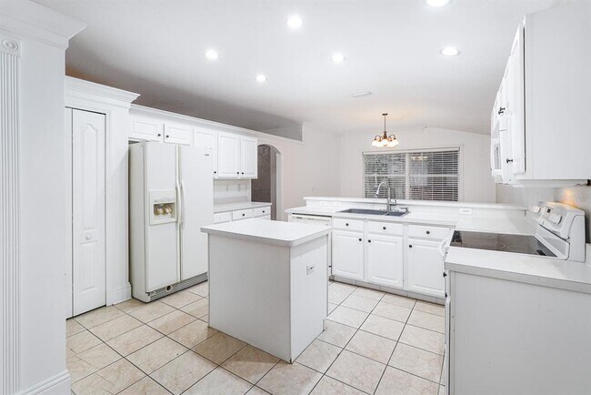 Building Photo - 295 Fareham Dr