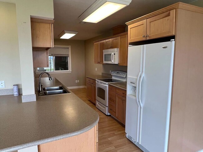 Building Photo - Lake Front Rental - Long term and utilities paid