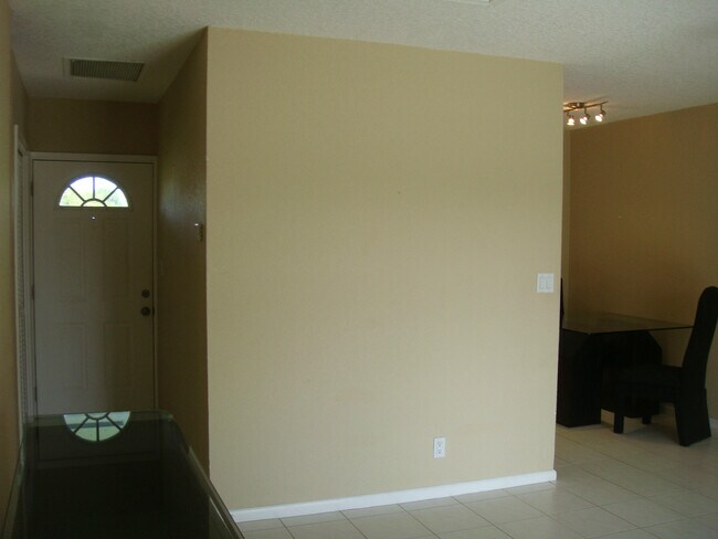 Building Photo - 491 W Camino Real