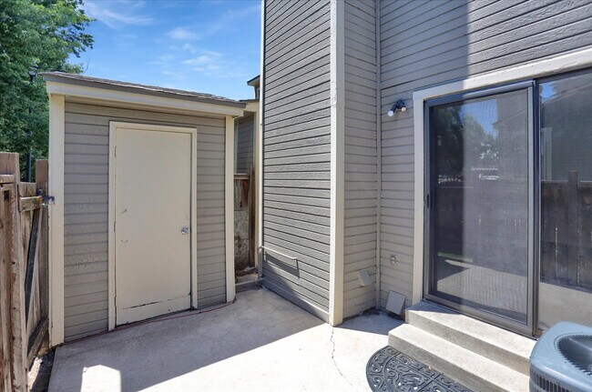 Building Photo - Cute 2 Bedroom 2.5 Bath Townhome in Cherry Creek Schools, 2 Reserved Parking Spots, Great Locatio...