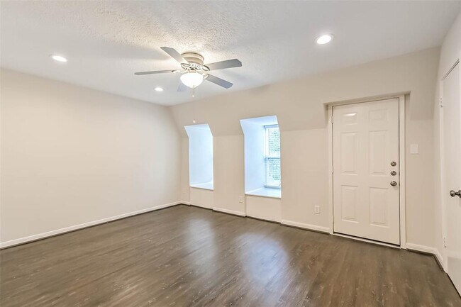 Building Photo - 496 N Post Oak Ln