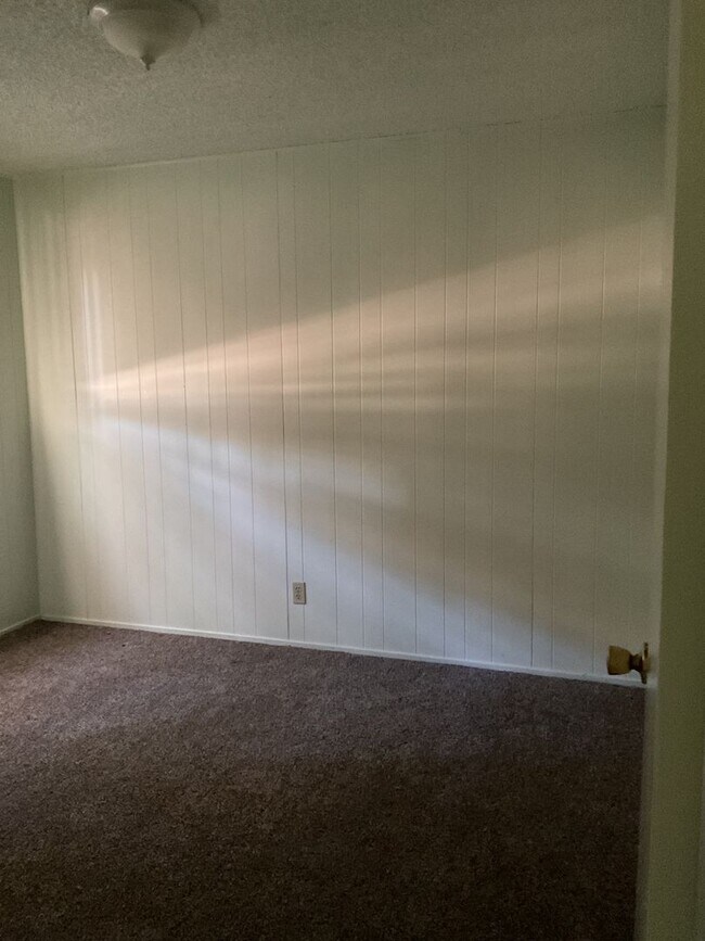 Building Photo - Two story 4 bedroom 2 bath home, Magalia