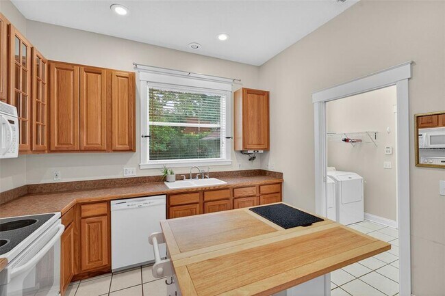 Building Photo - 6827 S Trask St