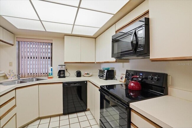 Building Photo - 5611 Gulf of Mexico Dr