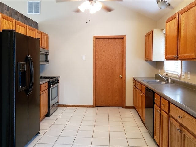 Building Photo - 777 Commodore Ln
