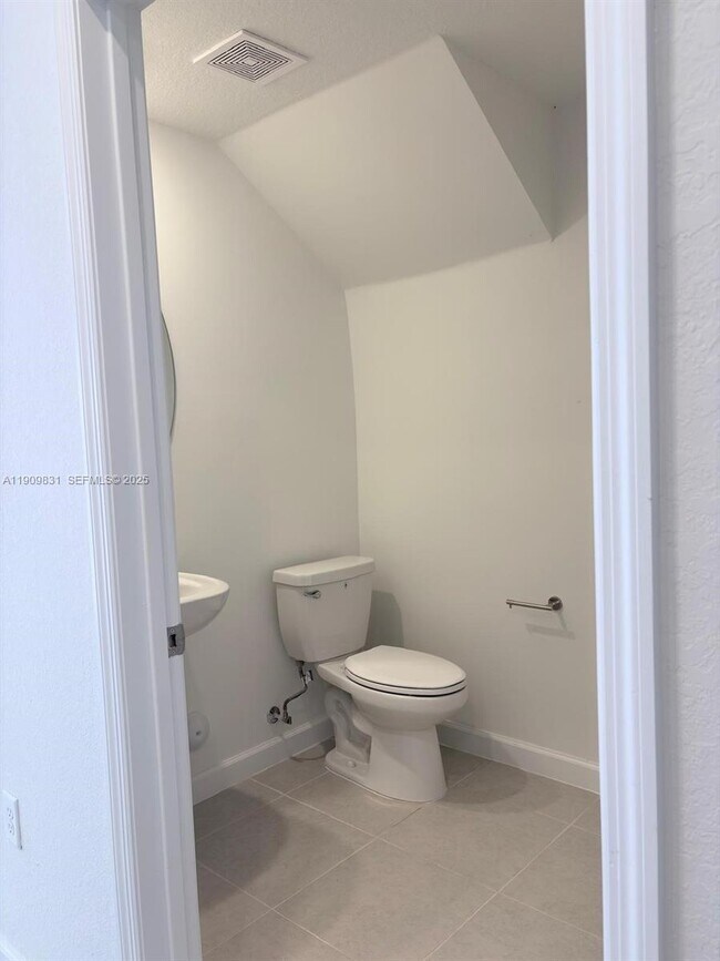 Building Photo - 2490 SE 29th St