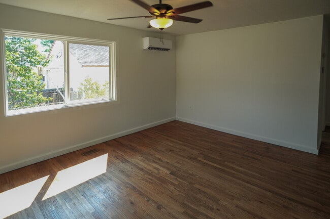 Building Photo - 4213 W Clark St