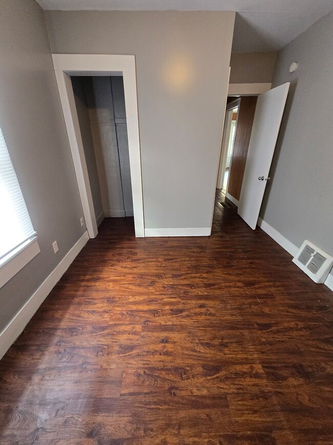 Building Photo - 2 bedroom house with attached garage