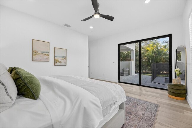 Building Photo - 2335 Oak Terrace