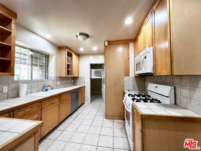 Building Photo - 5039 Inadale Ave