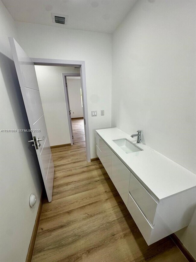 Building Photo - 722 NW 6th Ct