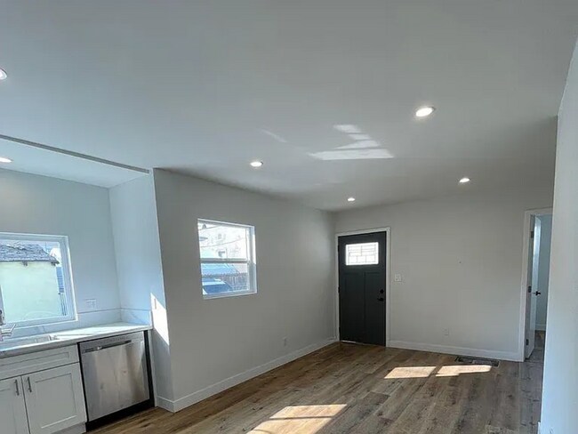 Building Photo - Modern 3BD/2BA in Arts District! Pet Frien...