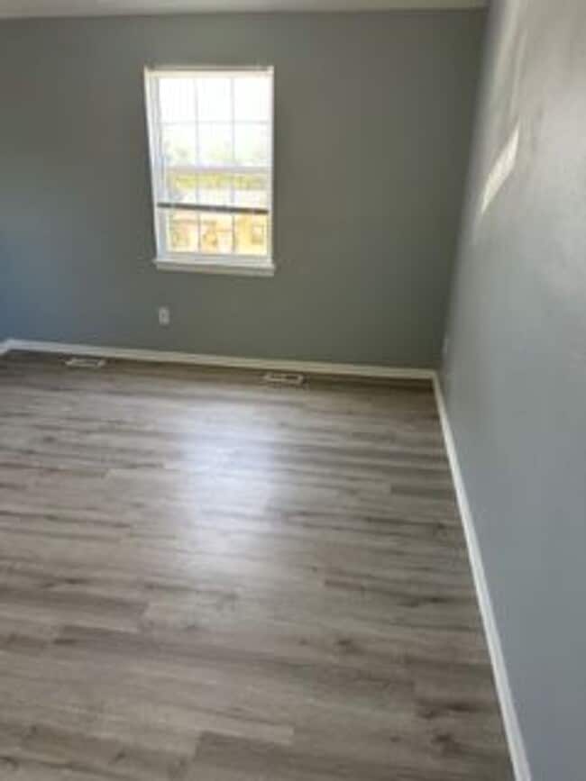 Building Photo - Beautiful 3 Bedroom 2 Bath Duplex!