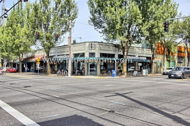 Building Photo - 2 Bed, 2 Bath Unit in Laurelhurst in Beautiful Tri Plex