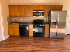 Building Photo - 528 47th St