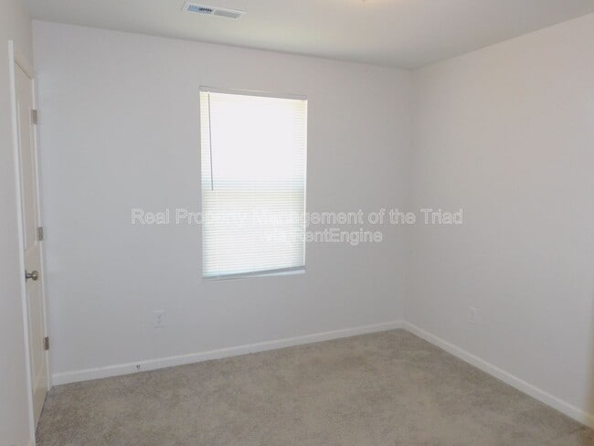 Building Photo - 604 Quail Ln