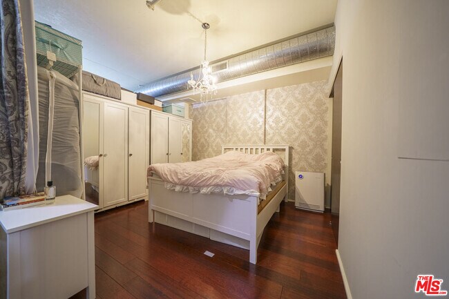 Building Photo - 1100 S Hope St