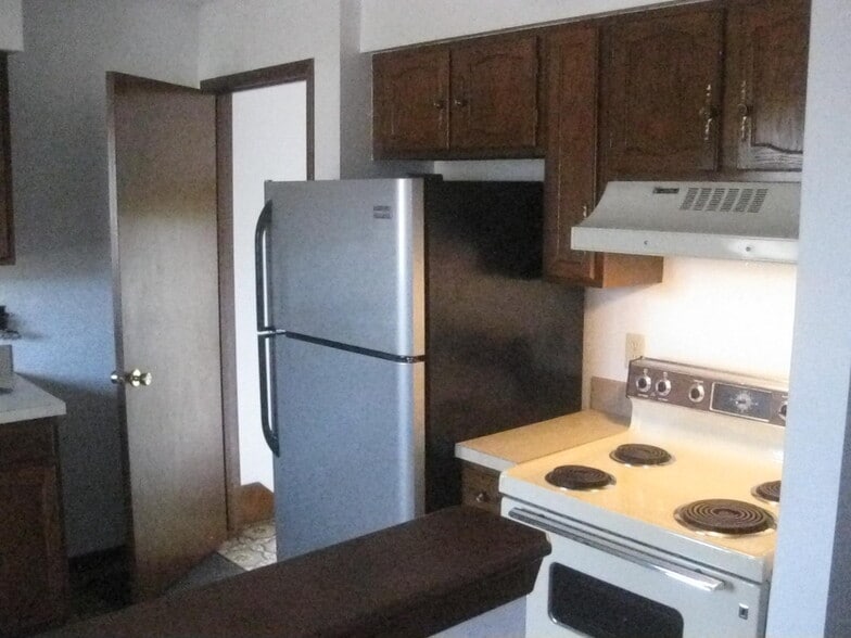 Newer appliances in the kitchen - 5000 Twana Dr