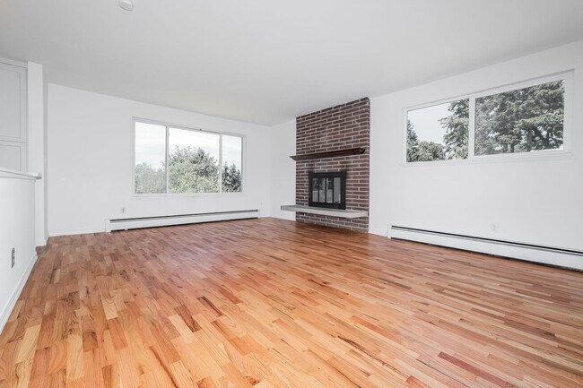 Building Photo - Versatile 5 Bedroom Retreat with Office and Outdoor Living in Burien