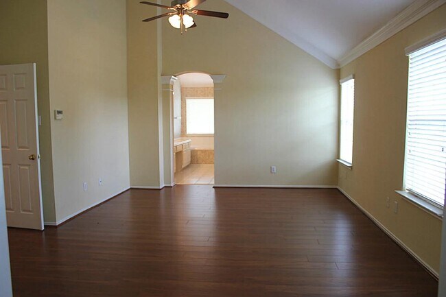 Building Photo - 4614 Forest Home Dr