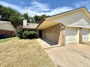 Building Photo - 3 bedroom 2 full bathroom Duplex home in B...