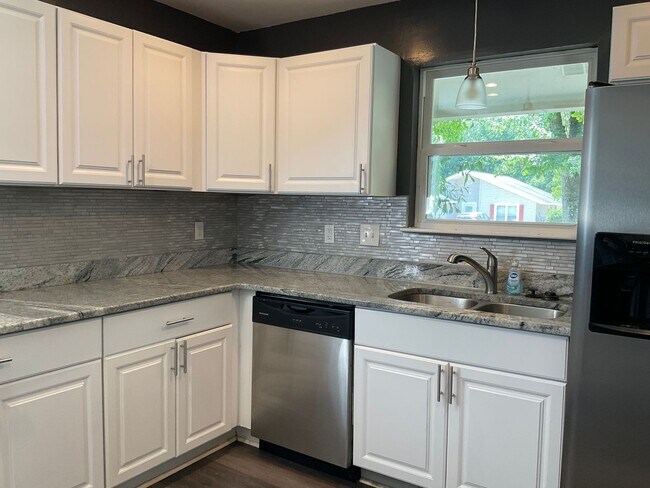 Building Photo - Welcome to this perfectly situated 3-bedroom, 2-bathroom home in the heart of Jacksonville.
