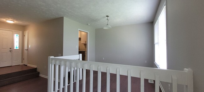 Building Photo - Clean 3 bedrooms, 2 baths, single garage w/remote control, and fenced yard!!