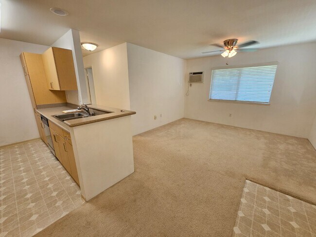Building Photo - 2 Bed 1 Bath Condo 2 Parking ( Tandem parking right in front )