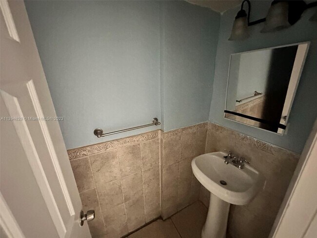 Building Photo - 1815 W 56th St