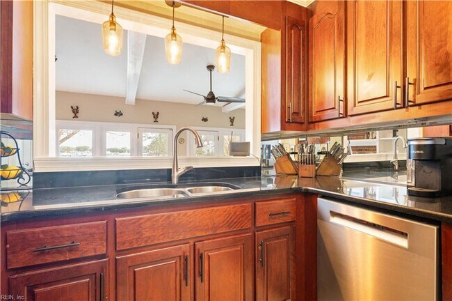 Building Photo - Beautiful Cape Cod in Larchmont