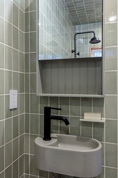 Building Photo - 3361 Hamilton Way