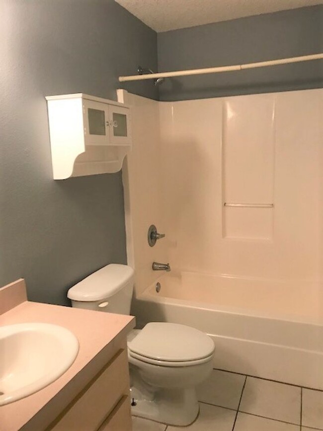 Building Photo - 3 bed 2 bath home