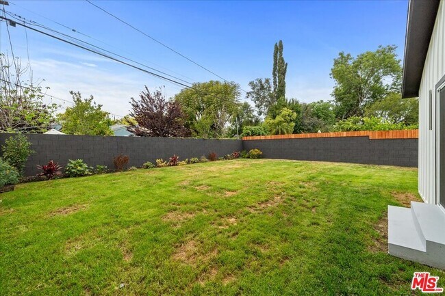 Building Photo - 5815 Saloma Ave