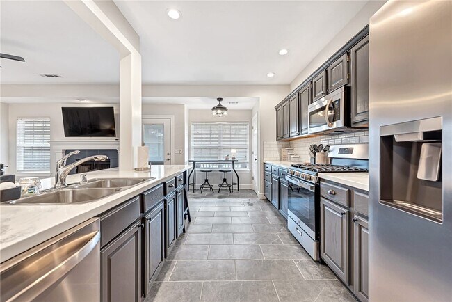 Building Photo - 701 SW Maidstone Ave