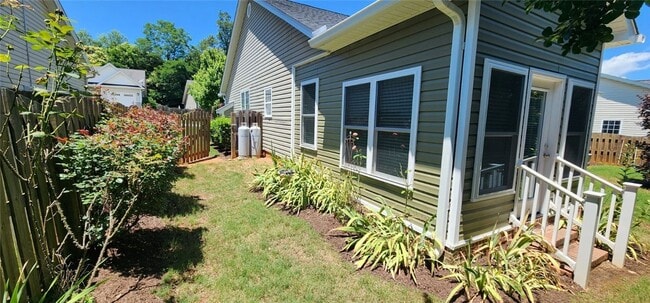 Building Photo - 102 Mcleod Dr