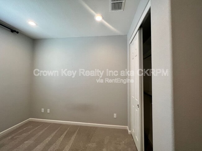 Building Photo - 2254 Middlebury Dr