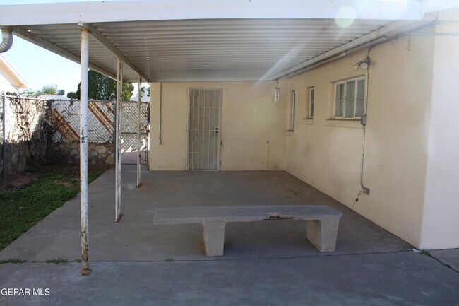 Building Photo - 1405 Clausen Dr