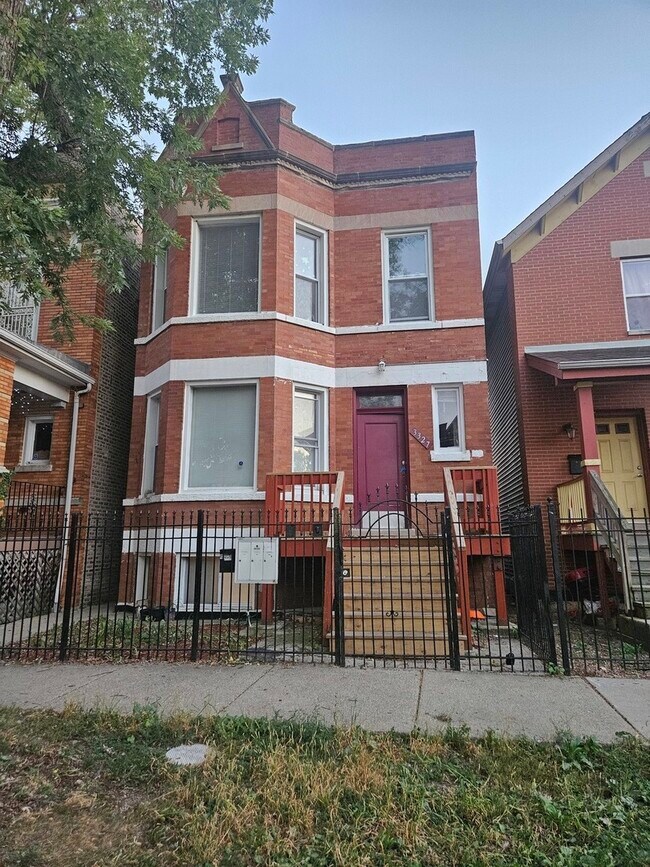 Primary Photo - 3327 W Evergreen Ave