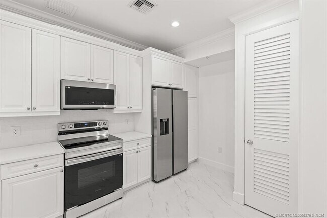 Building Photo - 47 SW Osceola St