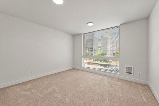 Building Photo - Luxury 2 Bed | 2 Bath Ballard Townhome with Private Rooftop Deck