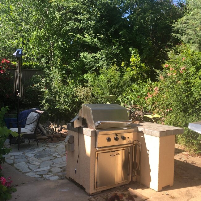 Building Photo - 4783 Village Green Dr